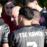 Dogan Okumak steht im Mannschaftskreis.
