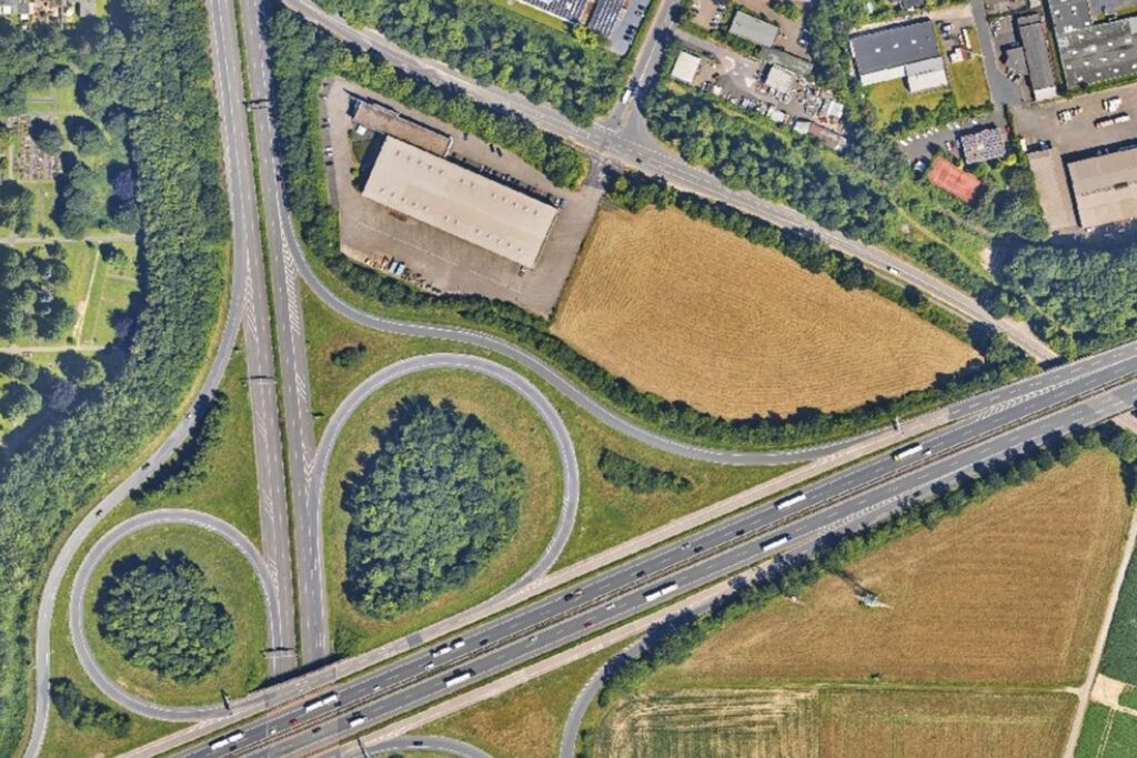 Das Luftbild des RVR zeigt die Freifläche im Winkel von Kessebürener Weg, Autobahn 44 und Zubringer am Kreuz Unna-Ost. Das Luftbild des RVR zeigt die Freifläche im Winkel von Kessebürener Weg, Autobahn 44 und Zubringer am Kreuz Unna-Ost.