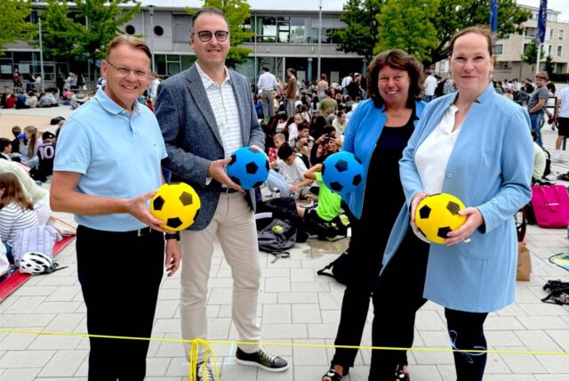 Bürgermeister Thomas Orlowski, der stellvertretende Schulleiter Thomas Schneider, Schuldezernentin Sylvia Engemann und Schulleiterin Viola Löchter