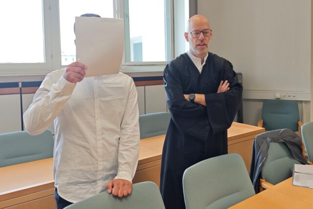 Bestreitet die schweren Vorwürfe: Der Ex-Türsteher neben seinem Verteidiger Stefan Tierel im Essener Landgericht.