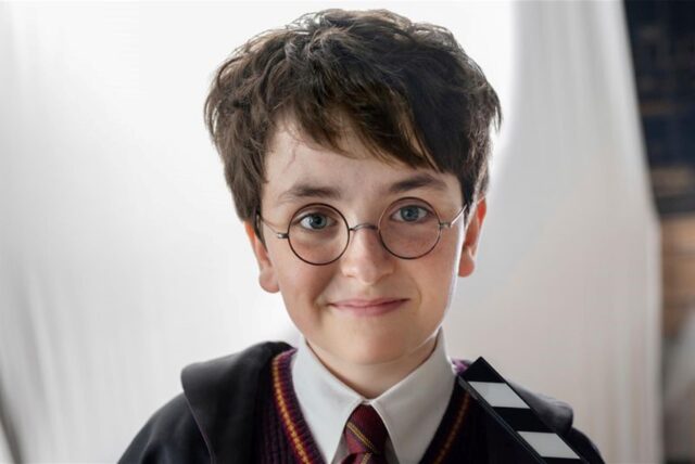 Dominic McLaughlin spielt Harry Potter.