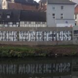 Kunstwerk auf Mauer und Künstler Markus Wengrzik