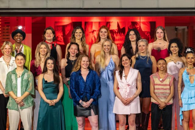 Die Kandidatinnen bei „Princess Charming“ 2025 (von oben links nach unten rechts): Alia, Marlene, Julia, Kelly, Caro, Lara, Fiona, Kim, Donija, Johanna, Lotti, Seinep, Shirine, Vanessa, Bianca, Anna, Jeni und Chantal-Jale