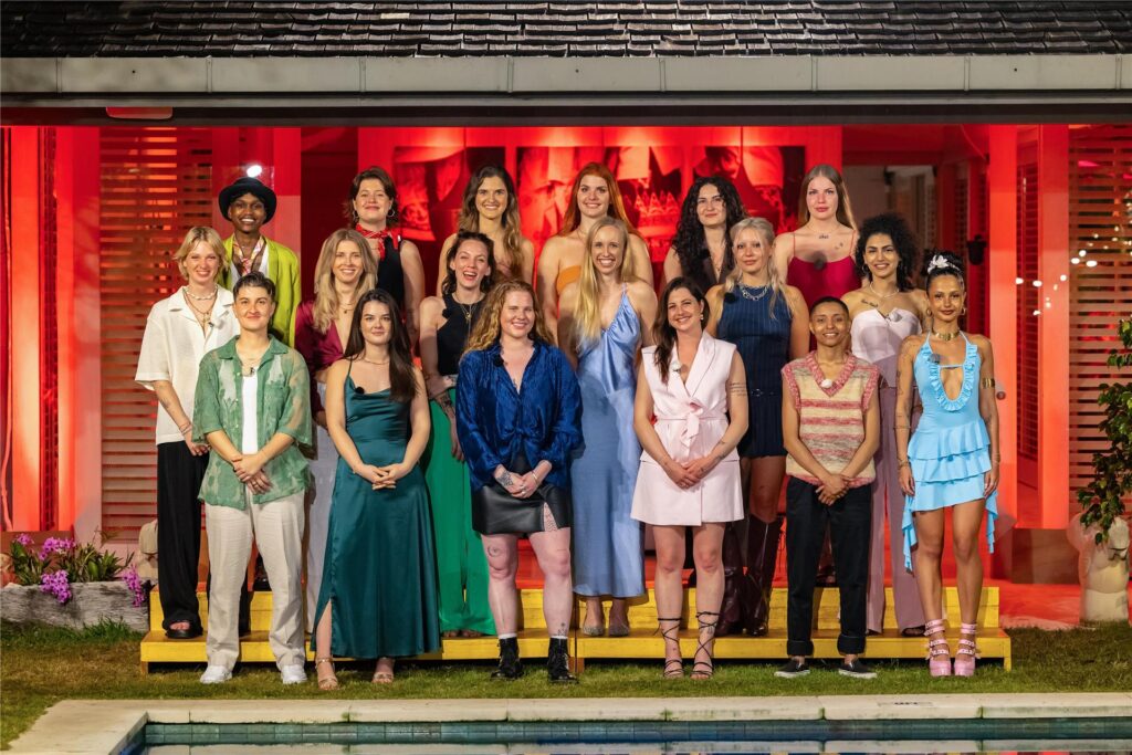 Die Kandidatinnen bei „Princess Charming“ 2025 (von oben links nach unten rechts): Alia, Marlene, Julia, Kelly, Caro, Lara, Fiona, Kim, Donija, Johanna, Lotti, Seinep, Shirine, Vanessa, Bianca, Anna, Jeni und Chantal-Jale
