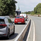 Autos auf der Hochstraße