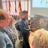 Norman Raupach von der Stadt Bergkamen diskutiert mit Anwohnern Ideen zur Verkehrsführung in der Stadtmitte.