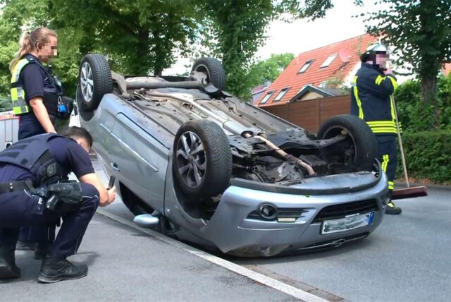 Das Auto landete in der Sachsenstraße auf dem Dach.