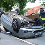 Das Auto landete in der Sachsenstraße auf dem Dach.