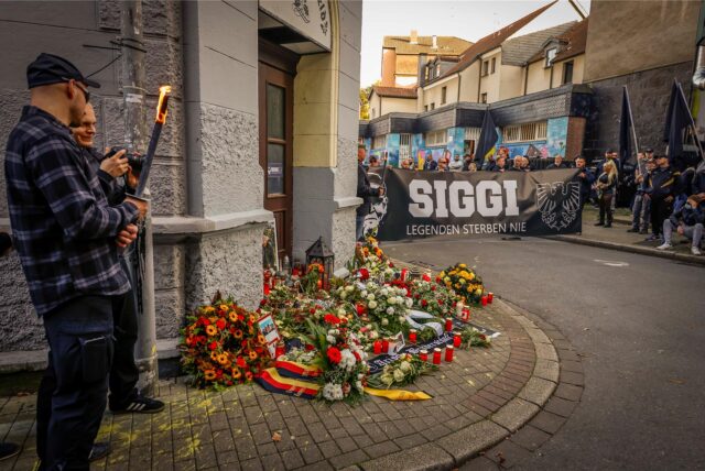 Vor einem Eckhaus in Dortmund-Dortstfeld liegen Blumenkränze am Tag, als es einen Gedenkmarsch für den gestorbenen Neonazi Siegfried „SS-Siggi“ Borchardt gibt.