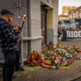 Vor einem Eckhaus in Dortmund-Dortstfeld liegen Blumenkränze am Tag, als es einen Gedenkmarsch für den gestorbenen Neonazi Siegfried „SS-Siggi“ Borchardt gibt.