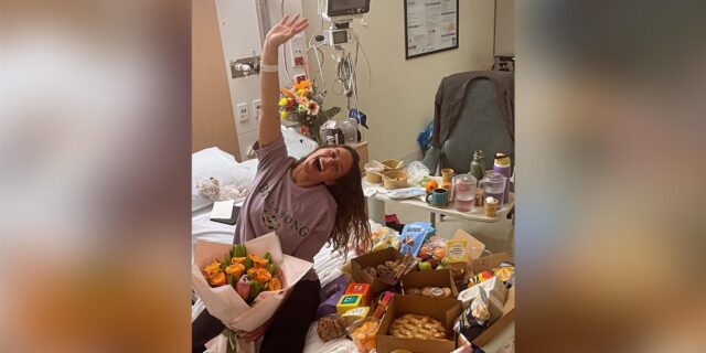 Das von der Polizei zur Verfügung gestellte Bild zeigt Carolina Wilga im Krankenhaus, umgeben von Blumen und zahlreichen Leckereien.