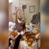 Das von der Polizei zur Verfügung gestellte Bild zeigt Carolina Wilga im Krankenhaus, umgeben von Blumen und zahlreichen Leckereien.