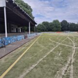 Ein Blick auf den ramponierten Kunstrasen.