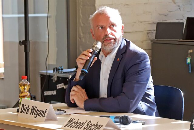 Amtsinhaber Dirk Wigant (CDU) bei der Podiumsdiskussion in Massen vor der Kommunalwahl 2025.