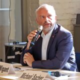 Amtsinhaber Dirk Wigant (CDU) bei der Podiumsdiskussion in Massen vor der Kommunalwahl 2025.