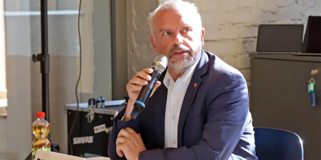 Amtsinhaber Dirk Wigant (CDU) bei der Podiumsdiskussion in Massen vor der Kommunalwahl 2025.