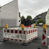Absperrbaken auf der Kreuzung Kämertorstraße/Reckhof in Kamen.