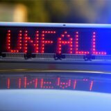 Blaulicht, auf dem Unfall steht