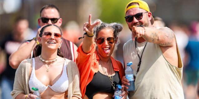 Melina, Maria und Thomas aus Bornheim feiern beim Electronic Music Festival «Parookaville» auf dem Flughafen Niederrhein
