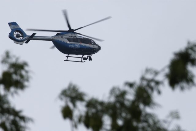 Der Polizeihelikopter Hummel 1 ist in der Luft zu sehen.