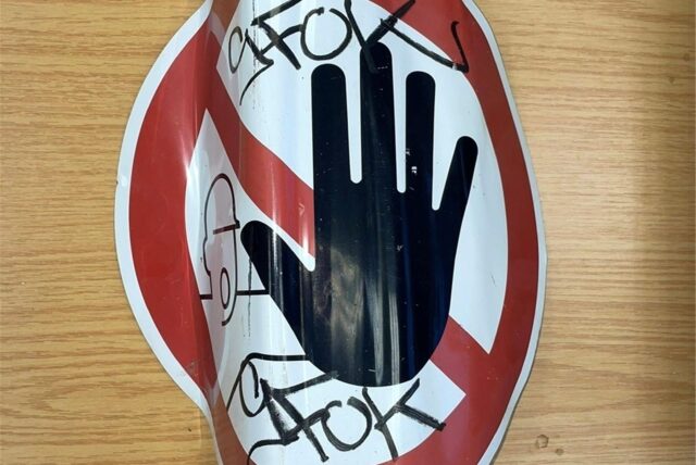 Zerstörtes Warnschild