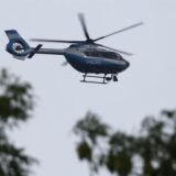 Der Polizeihelikopter Hummel 1 ist in der Luft zu sehen.
