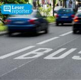 Ein Auto fährt auf einer Busspur.