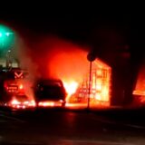 RN-Reporter Martin Bytomski berichtet vom Brand eines Autos auf der Weißenburger Straße in Dortmund.