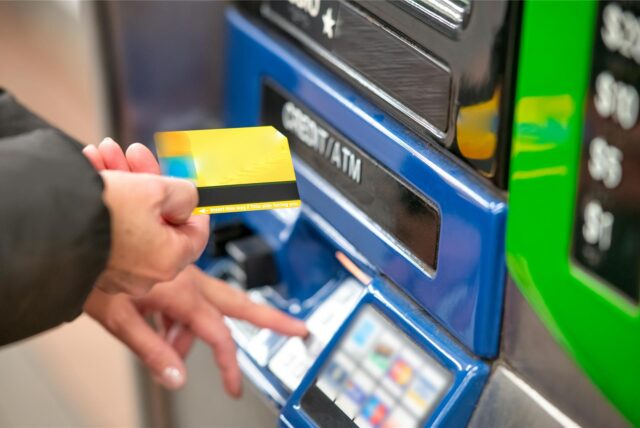 Eine Frau soll eine Bankkarte an sich genommen haben, die eine andere vergessen hatte. (Symbolbild)
