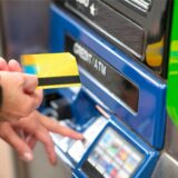 Eine Frau soll eine Bankkarte an sich genommen haben, die eine andere vergessen hatte. (Symbolbild)
