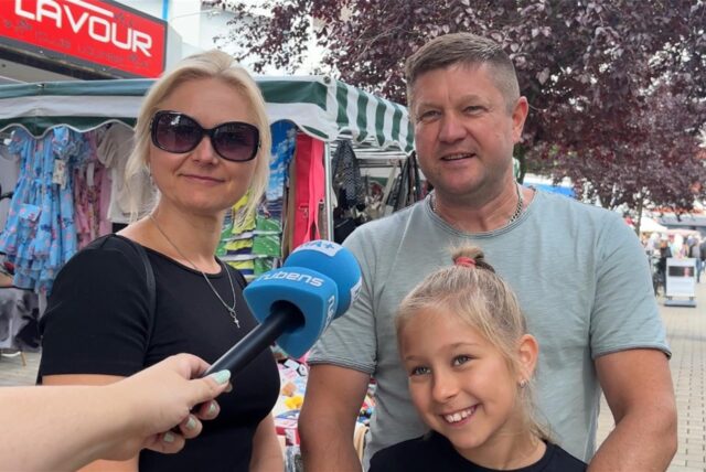 Stefan, Roksana und Daria Pohl stehen in der Fußgängerzoneauf dem Wochenmarkt in Kamen und machen bei einer Umfrage vom Hellweger Anzeiger mit. Ein Mikrofon wird ins Bild gehalten.