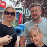 Stefan, Roksana und Daria Pohl stehen in der Fußgängerzoneauf dem Wochenmarkt in Kamen und machen bei einer Umfrage vom Hellweger Anzeiger mit. Ein Mikrofon wird ins Bild gehalten.