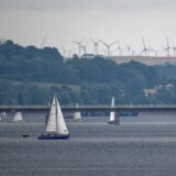 Segelboote fahren auf dem Möhnesee.