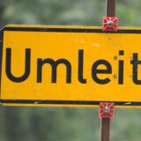 Ein gelbes Umleitungsschild ist zu sehen.