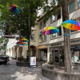 Bunte Regenschirme werden in den Bäumen an der Wasserstraße in Unna angebracht