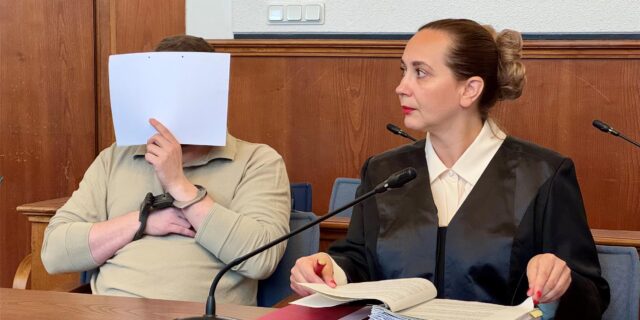 Der 33-Jährige soll seine Partnerin Sarah U. erstochen haben.