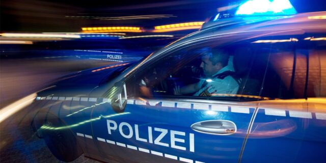 Die Polizei sucht nach Zeugen einer möglichen Fahrerflucht. (Symbolbild)