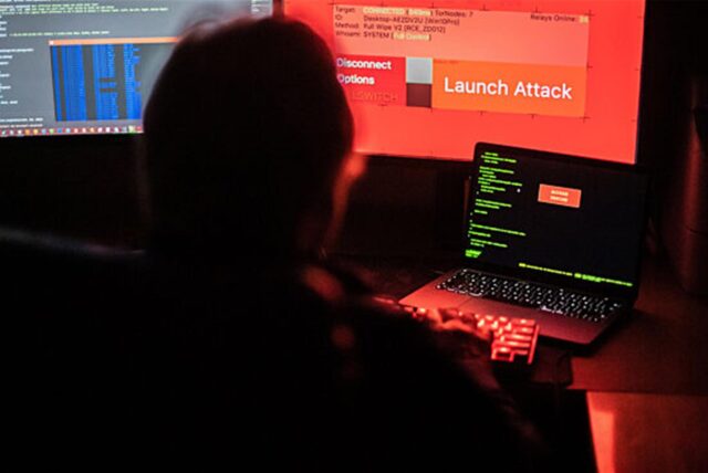 Ein Mann sitzt vor Bildschirmen, die Hacker-Programme und eine fiktive Fernlösch-Software zeigen.