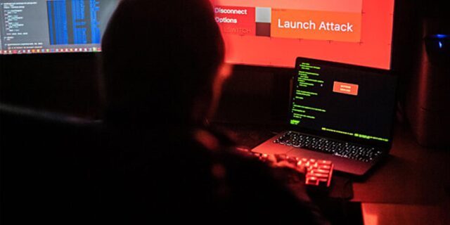 Ein Mann sitzt vor Bildschirmen, die Hacker-Programme und eine fiktive Fernlösch-Software zeigen.