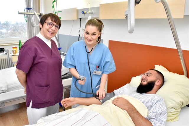 Die Pflegeschule im Hellmig-Krankenhaus vor der Corona-Krose mit Anna Krause, Beyza Özcam und Tayyip Cakir. Die Pflegeschule zieht aus Kamen-Mitte nach Heeren-Werve und vergrößert sich deutlich.
