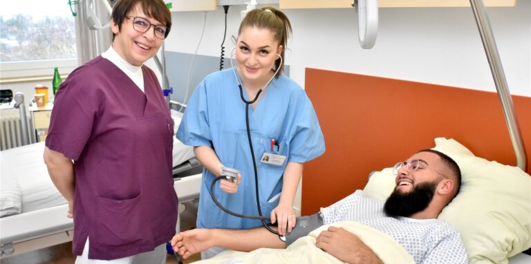 Die Pflegeschule im Hellmig-Krankenhaus vor der Corona-Krose mit Anna Krause, Beyza Özcam und Tayyip Cakir. Die Pflegeschule zieht aus Kamen-Mitte nach Heeren-Werve und vergrößert sich deutlich.