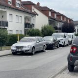 In der Bismarckstraße in Holzwickede parken Sommerurlauber.