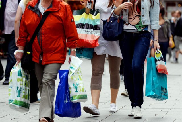 Am verkaufsoffenen Sonntag sind erneut viele Menschen mit ihren Einkaufstüten in der Fußgängerzone unterwegs.