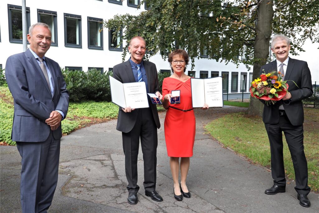 Das Bundesverdienstkreuz wurde Monika und Dieter Rebbert im Jahr 2020 verliehen. Bürgermeister Werner Kolter (l.) und Landrat Michael Makiolla gratulierten mit dem damals üblichen „Corona-Abstand“.