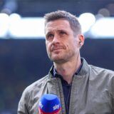 Sebastian Kehl hält ein Mikrofon in der Hand.