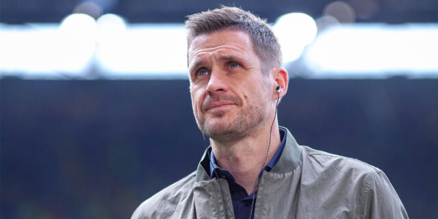 Sebastian Kehl hält ein Mikrofon in der Hand.