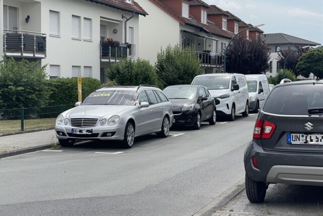 In der Bismarckstraße in Holzwickede parken Sommerurlauber.