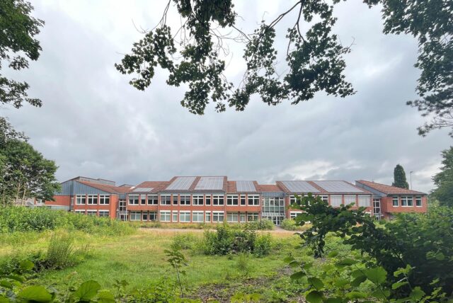 Blick auf das Clara-Schumann-Gymnasium und die Freifläche südlich des Schulzentrums.