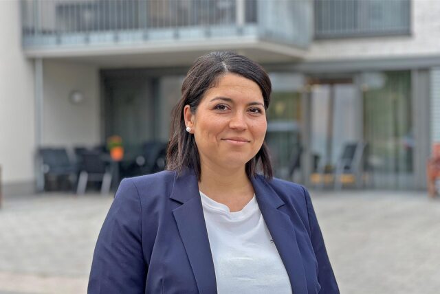 Salina Ebert vor dem Neubau des Schmallenbach-Verbunds