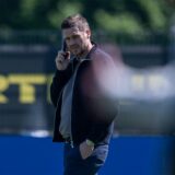 Sebastian Kehl telefoniert.